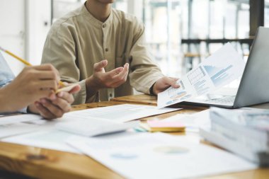 Yatırım projesini analiz etmek ve tartışmak için genç girişimci takım çalışması beyin fırtınası toplantısı..