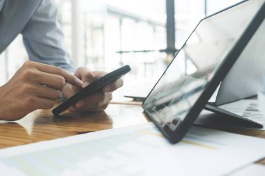 Genç adam cep telefonu kullanıyor. İş, eğitim ve iletişim için çevrimiçi bağlantı teknolojisi kullanılıyor.