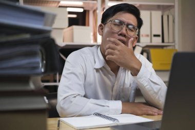 Esneme, tükenme ve yorgun iş adamlarının ofiste uykusu var. İşi başından aşkın ve yorgunluktan bunalmış. Zihinsel sağlık, esneyen ve yorgun siyah adam bilgisayarında fazla mesai yapıyor..