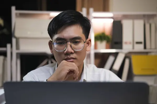 Mladý Asijský Podnikatel Pracující Unavený Kancelářský Pracovník Sedí Stolem Pomocí — Stock fotografie