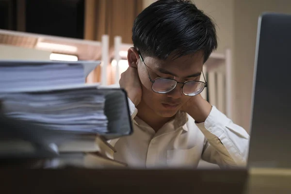 アジアの若い疲れたスタッフのビジネスマンはオフィスで一晩過労プロジェクトを持っているデスクトップのコンピュータを使用して 夜に一生懸命働いた後不幸なビジネスマンは眠っている感じます — ストック写真