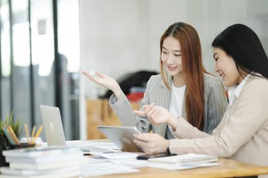 Yönetici yeni çalışanlara gülümsemeyi öğretiyor.