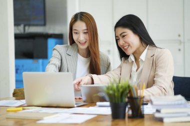 Yönetici yeni çalışanlara gülümsemeyi öğretiyor.