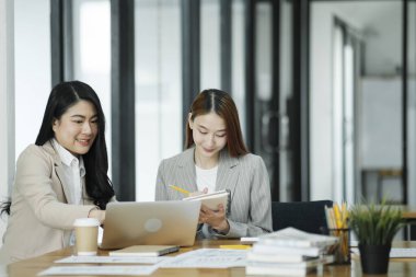 İki iş kadını birlikte yaptıkları işleri tartışıyor ve fikir alışverişinde bulunuyorlar. İşi daha iyi geliştirmek için çalışmak..