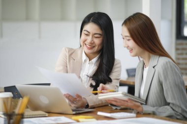Yönetici yeni çalışanlara gülümsemeyi öğretiyor.