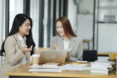 İki iş kadını birlikte yaptıkları işleri tartışıyor ve fikir alışverişinde bulunuyorlar. İşi daha iyi geliştirmek için çalışmak..