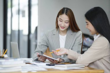 Yönetici yeni çalışanlara gülümsemeyi öğretiyor.