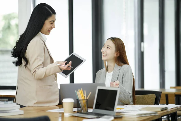 Working Women Discussing Work Planning New Business Plans Exchanging Ideas — Stock Photo, Image