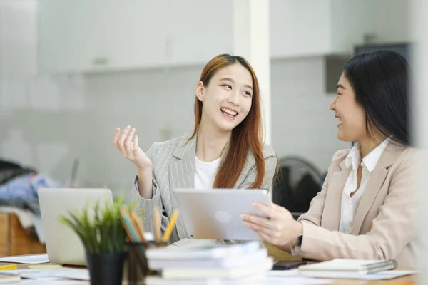 Manager Teaching New Employees Smile — Stock Photo, Image