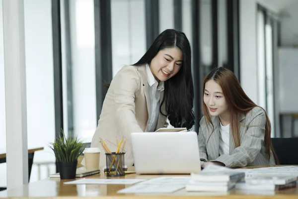 Two Business Women Discussing Work Have Done Together Exchanging Ideas — Stock Photo, Image