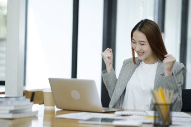 İş sahibi beklentileri aşan satışlardan memnun ve sevinçle kutluyor..