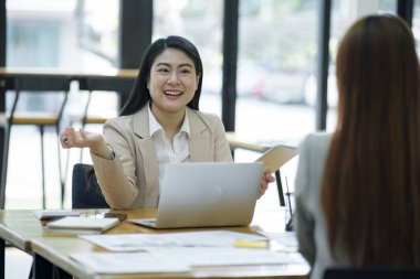 İki iş adamı ciddi bir tartışma içindeler, muhtemelen modern ofis ortamında bir iş görüşmesi yapıyorlar..