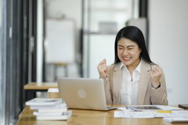 İş sahibi beklentileri aşan satışlardan memnun ve sevinçle kutluyor..