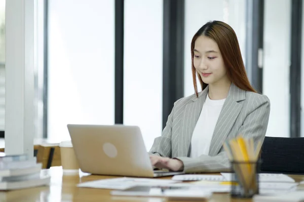 Business Woman Sitting Working Her Notebook Confidence Happiness Doing Great — Stock Photo, Image