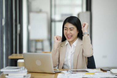 İş sahibi beklentileri aşan satışlardan memnun ve sevinçle kutluyor..