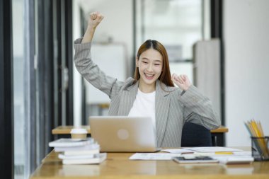 İş sahibi beklentileri aşan satışlardan memnun ve sevinçle kutluyor..