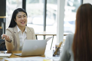 İki iş adamı ciddi bir tartışma içindeler, muhtemelen modern ofis ortamında bir iş görüşmesi yapıyorlar..