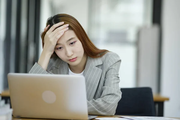 Bayan Çalışanlar Stresli Yorgun Düşünmekten Baş Ağrısı Işten Gelen Baskı — Stok fotoğraf
