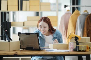 Başarılı küçük işletme sahibi bir satışı kutluyor. E-ticaret ve online alışveriş başarısı. Başarılı bir satışı kutlayan mutlu bayan girişimci..