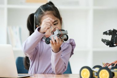 BTMM eğitimini somutlaştıran bir robot yapmaya odaklanan Asyalı kız..