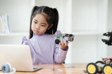 BTMM eğitimini somutlaştıran bir robot yapmaya odaklanan Asyalı kız..