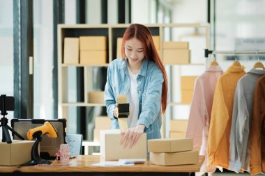 Kadın paketleme kutusu, paket ve kargo teslimat, satış ve nakliyat atölye, başlangıç mağazası ve yaratıcı stüdyo.