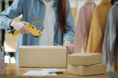 Kadın paketleme kutusu, paket ve kargo teslimat, satış ve nakliyat atölye, başlangıç mağazası ve yaratıcı stüdyo.