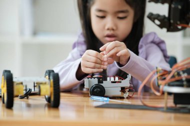 BTMM eğitimini somutlaştıran bir robot yapmaya odaklanan Asyalı kız..