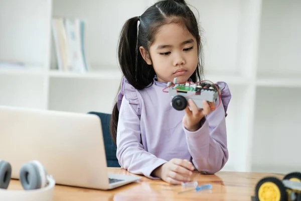 Menina Asiática Concentrando Construção Robô Incorporando Stem Educação — Fotografia de Stock