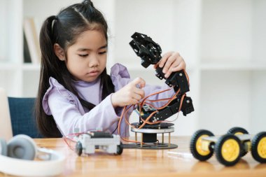 BTMM eğitimini somutlaştıran bir robot yapmaya odaklanan Asyalı kız..