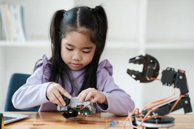BTMM eğitimini somutlaştıran bir robot yapmaya odaklanan Asyalı kız..