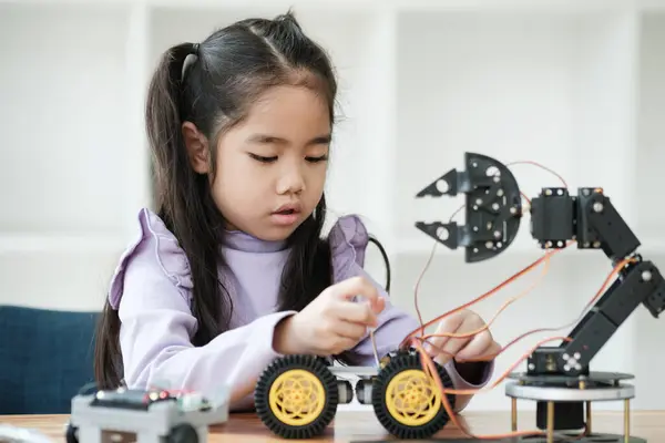 Menina Asiática Concentrando Construção Robô Incorporando Stem Educação — Fotografia de Stock