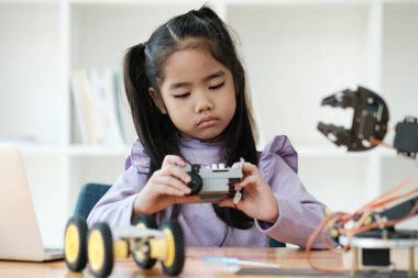 BTMM eğitimini somutlaştıran bir robot yapmaya odaklanan Asyalı kız..
