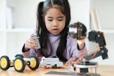 BTMM eğitimini somutlaştıran bir robot yapmaya odaklanan Asyalı kız..