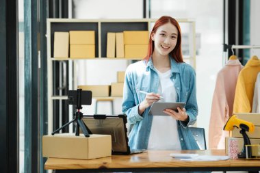 Çevrimiçi tablet işleten, kendinden emin genç girişimci. Başarılı bir e-ticaret kurumu. Modern küçük işletme sahibi.