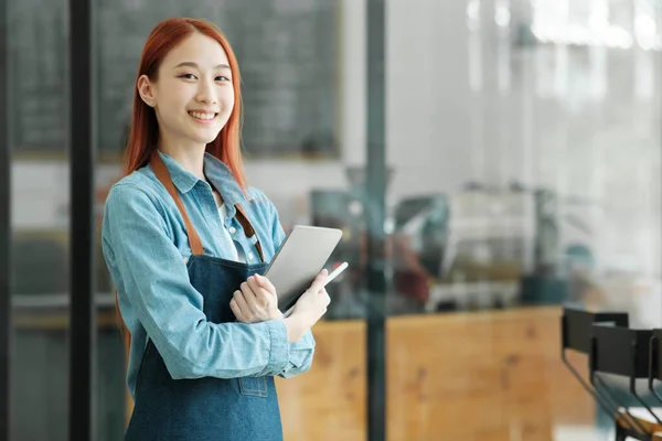 Uśmiechnięta Kobieta Przedsiębiorca Tabletem Cyfrowym Kawiarni Koncepcja Małych Przedsiębiorstw Gościnności — Zdjęcie stockowe