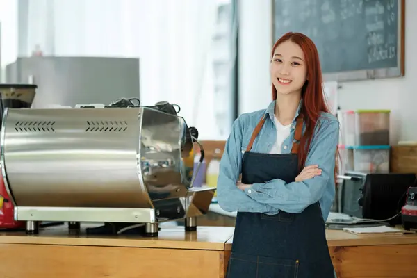 Uśmiechnięta Kobieta Przedsiębiorca Tabletem Cyfrowym Kawiarni Koncepcja Małych Przedsiębiorstw Gościnności — Zdjęcie stockowe