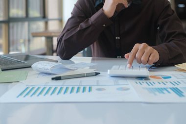 Muhasebeciler gelir ve giderleri hesaplamak, faturaları, finans ve yatırımları yönetmek için hesap makineleri kullanıyorlar. İş finans bankacılık kavramı