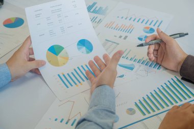 İş adamı, yeni nesil işletme sahibi ya da bir girişim bir yatırım projesi için beyin fırtınası, toplantı ve analiz yapıyor.