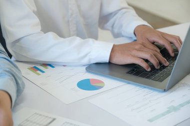 İnternet 'te bilgi işlemek, çalışmak, aramak veya analiz etmek için bilgisayar kullanan bir adamın elleri.