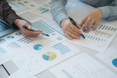 İş adamı, yeni nesil işletme sahibi ya da bir girişim bir yatırım projesi için beyin fırtınası, toplantı ve analiz yapıyor.