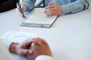 Yöneticiler ve İnsan Kaynakları departmanı iş başvurusunda bulunanlarla görüşüyor. İş başvurularının özgeçmişiyle birlikte. İş, iş ve insanları uygun pozisyonlarda çalıştırmak