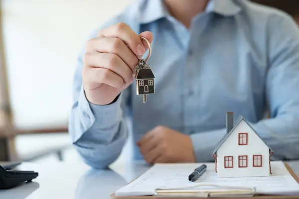 Real Estate Agent Handing Home Keys Customer Taking Out Loan — Stock Photo, Image