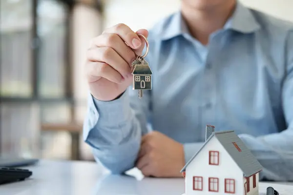 不動産エージェントは 顧客にホームキーを渡しています 家を買って売るために借金をした後 クレジット事業 不動産投資 — ストック写真