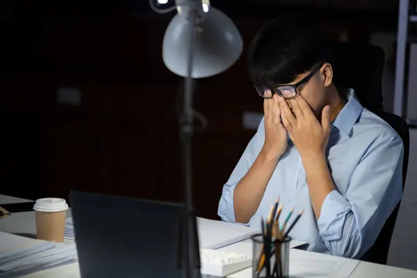 Obchodník Tvrdě Pracuje Přesčas Noci Kanceláři Cítil Unavený Vystresovaný Práce — Stock fotografie