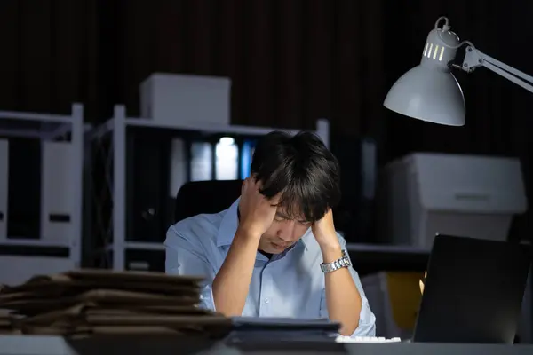 Obchodník Tvrdě Pracuje Přesčas Noci Kanceláři Cítil Unavený Vystresovaný Práce — Stock fotografie