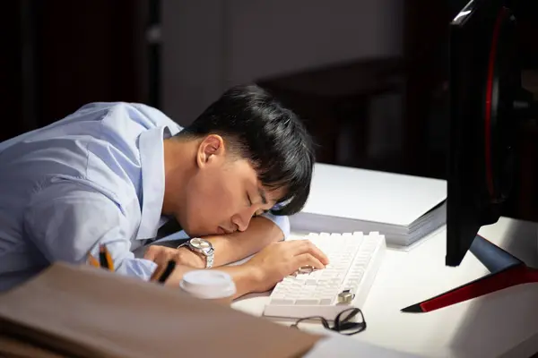Empresario Trabajando Duro Horas Extras Por Noche Oficina Sentía Cansado — Foto de Stock
