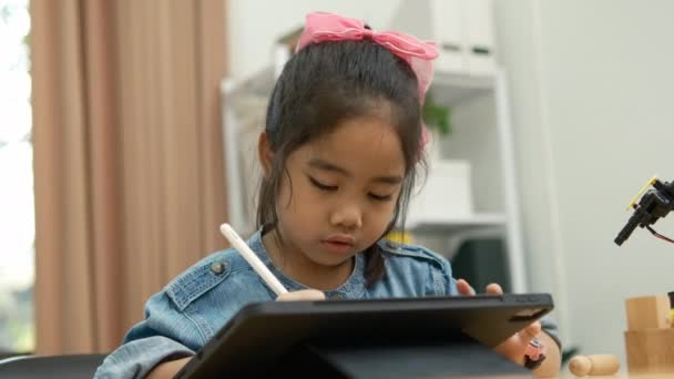 Skoncentrowana Młoda Dziewczyna Dżinsach Używająca Długopisu Rysowania Tablecie Cyfrowym Wykorzystująca — Wideo stockowe