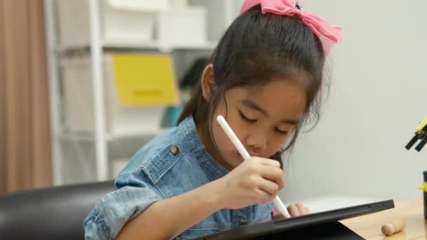 デニムで熱心な若い女の子は デジタルタブレットに描画するスタイラスペンを使用して 教育の技術を受け入れる — ストック動画