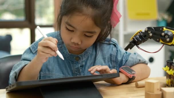 Skoncentrowana Młoda Dziewczyna Dżinsach Używająca Długopisu Rysowania Tablecie Cyfrowym Wykorzystująca — Wideo stockowe